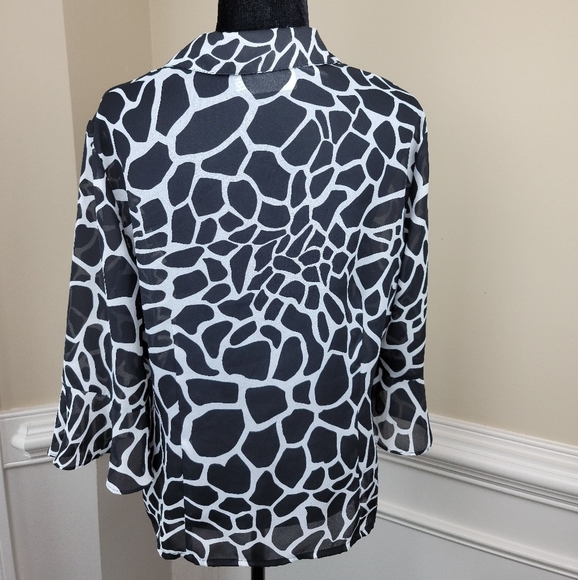 Kathy Che Animal print Button down top - Picture 12 of 12